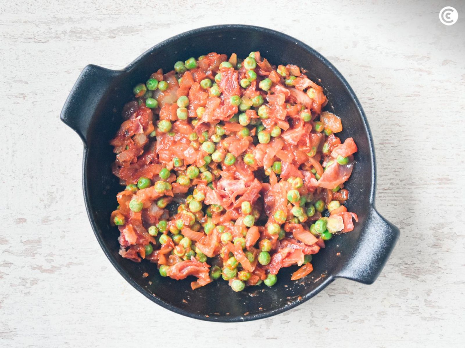 Tomate, jamón y guisantes para los huevos al plato
