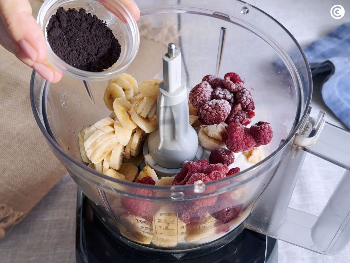 Frutas en procesadora de alimentos para hacer açaí bowl