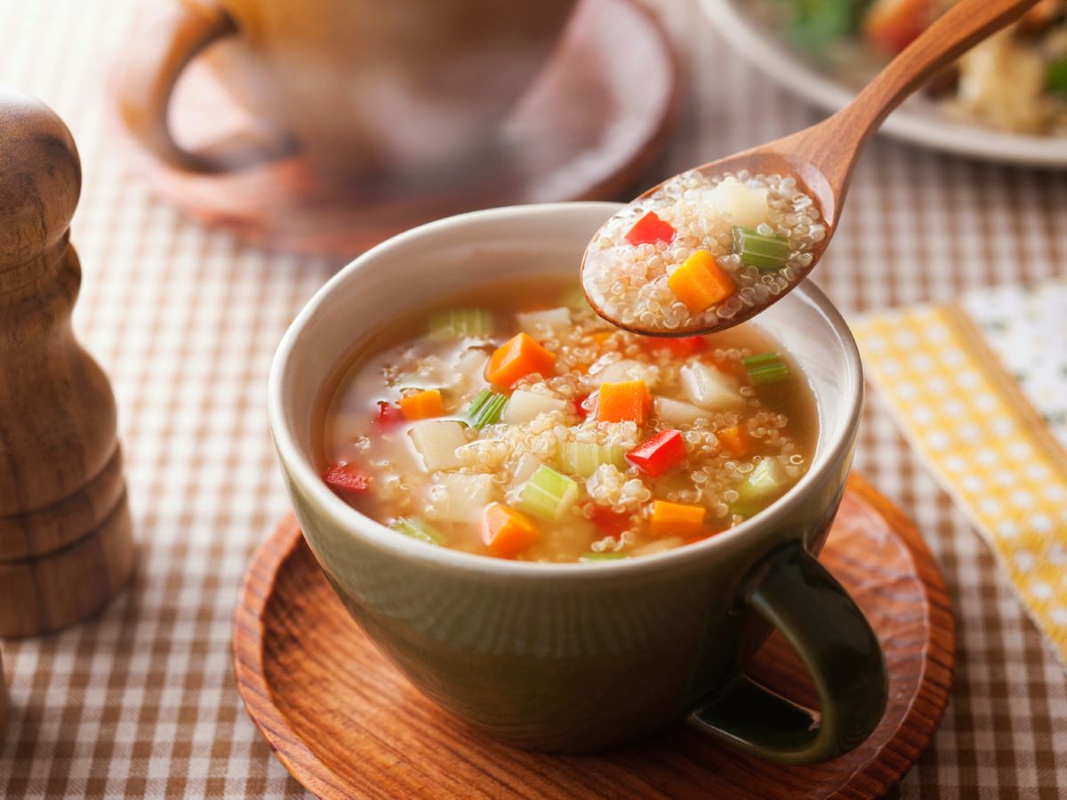 Una receta reconfortante que aprovecha la quinoa como base para un caldo lleno de color y nutrientes.