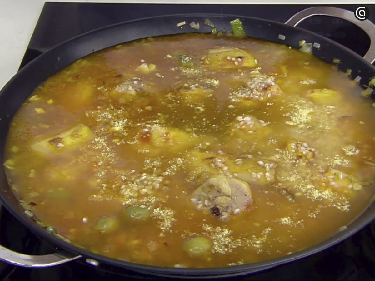 Incorpora el arroz y cubre con agua