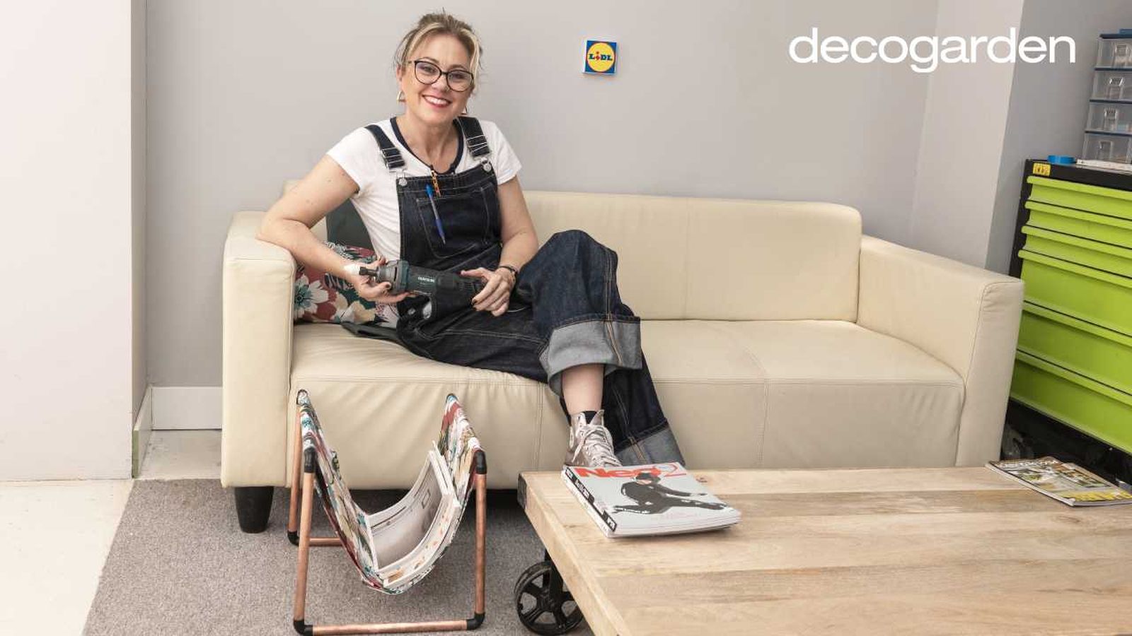 Yolanda Alzola en el salón junto al revistero casero.