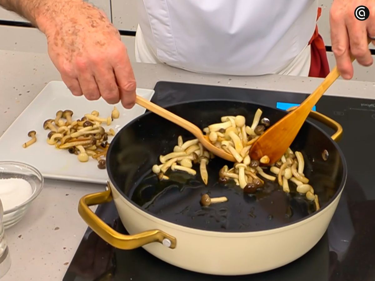 En una cazuela, dora los ajos y añade las setas para que se cocinen