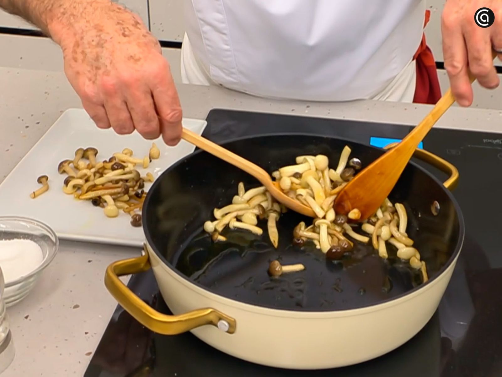 En una cazuela, dora los ajos y añade las setas para que se cocinen