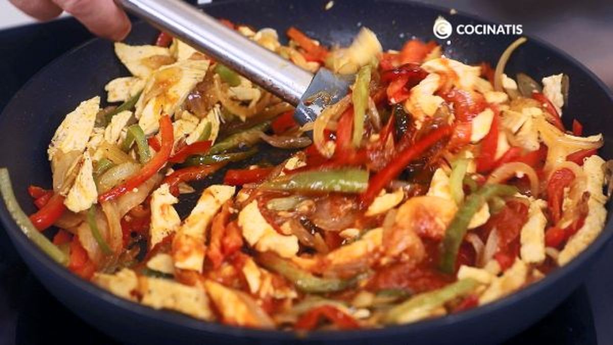 Salteamos las verduras junto con la pechuga de pollo