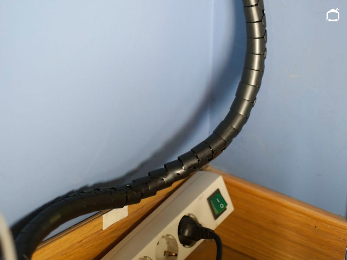 Cubre cables para el escritorio.