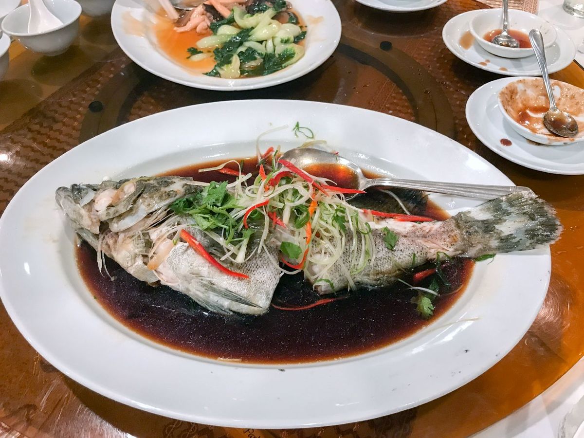 Pescado entero chino por Año Nuevo