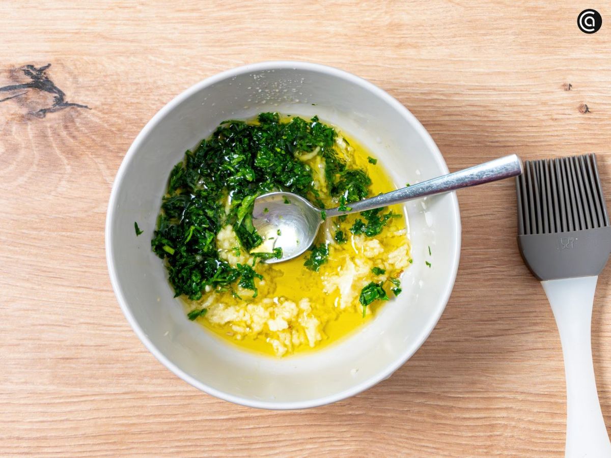 Pon el ajo, el perejil, la sal y el aceite de oliva en un mortero y tritúralo todo