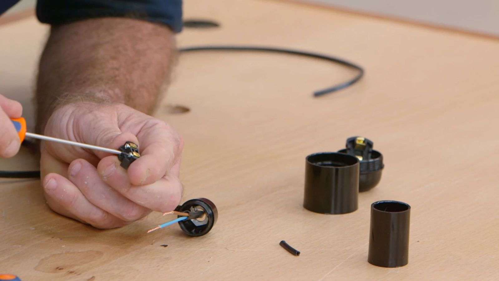 Cómo hacer una lámpara con una viga de madera paso 8 Cómo hacer una lámpara con una viga de madera paso 8
