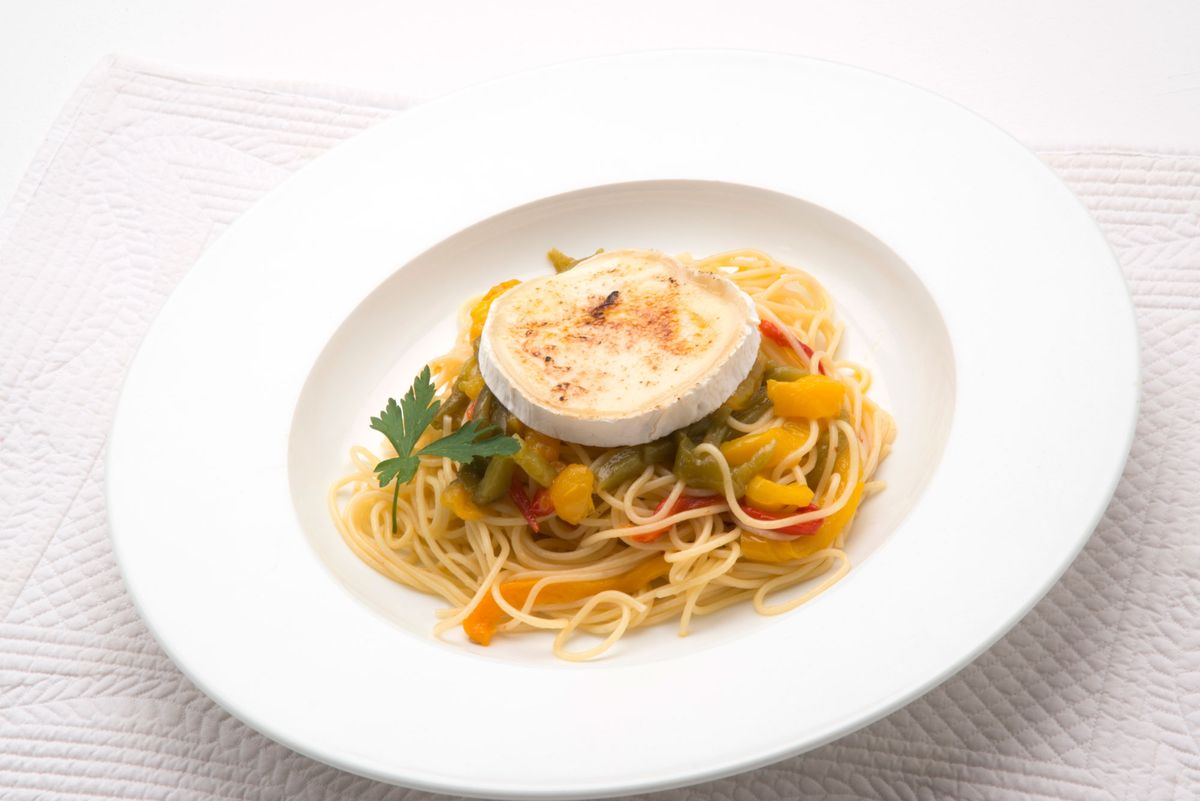 5589 1 Espaguetis con pimientos asados y queso de cabra (974) editorial xl