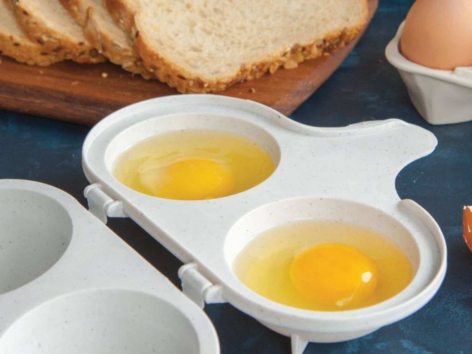 Con este molde especial puedes preparar huevos al microondas de forma rápida, sin aceite y con el punto justo de cocción. Con este molde especial puedes preparar huevos al microondas de forma rápida, sin aceite y con el punto justo de cocción.