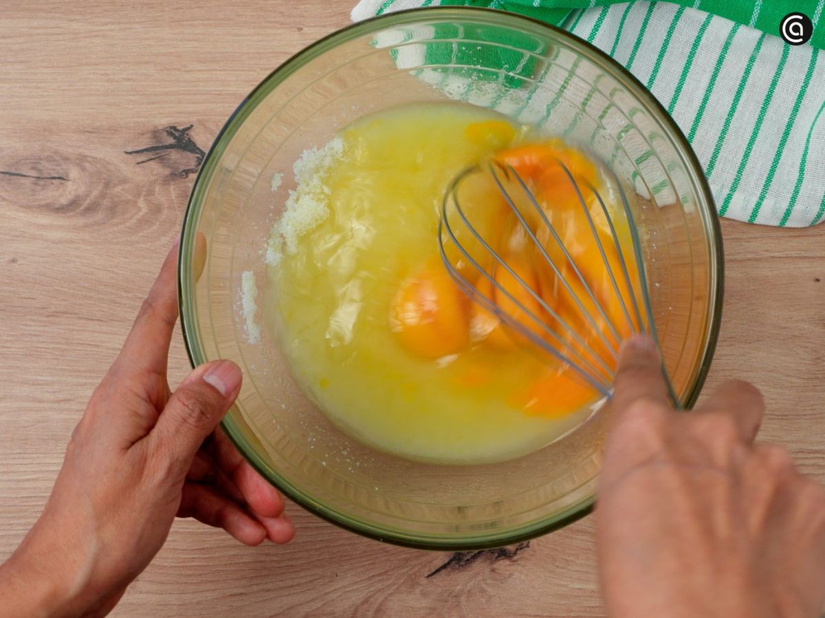 Mezcla ligeramente con unas varillas