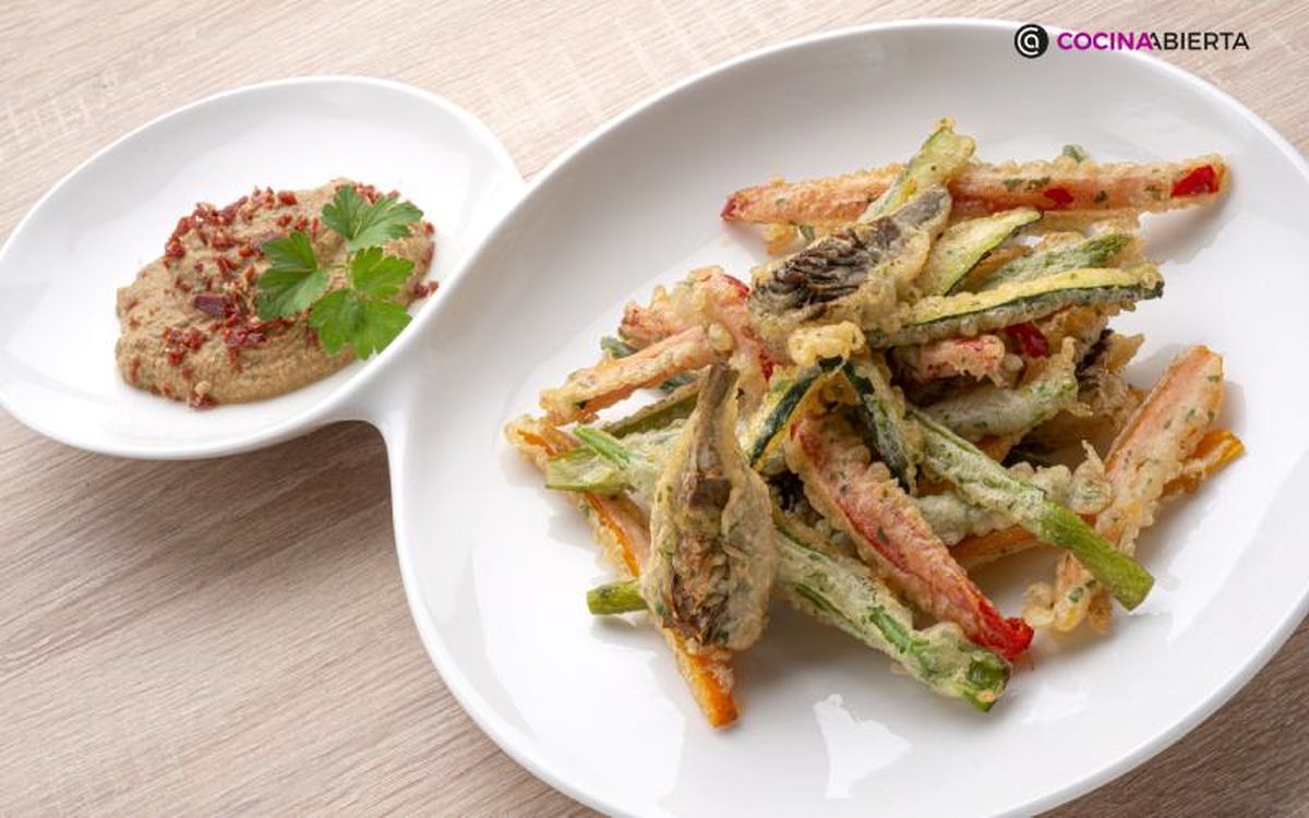 Para hacer tempura sin huevo, mezcla agua fría y harina tamizada