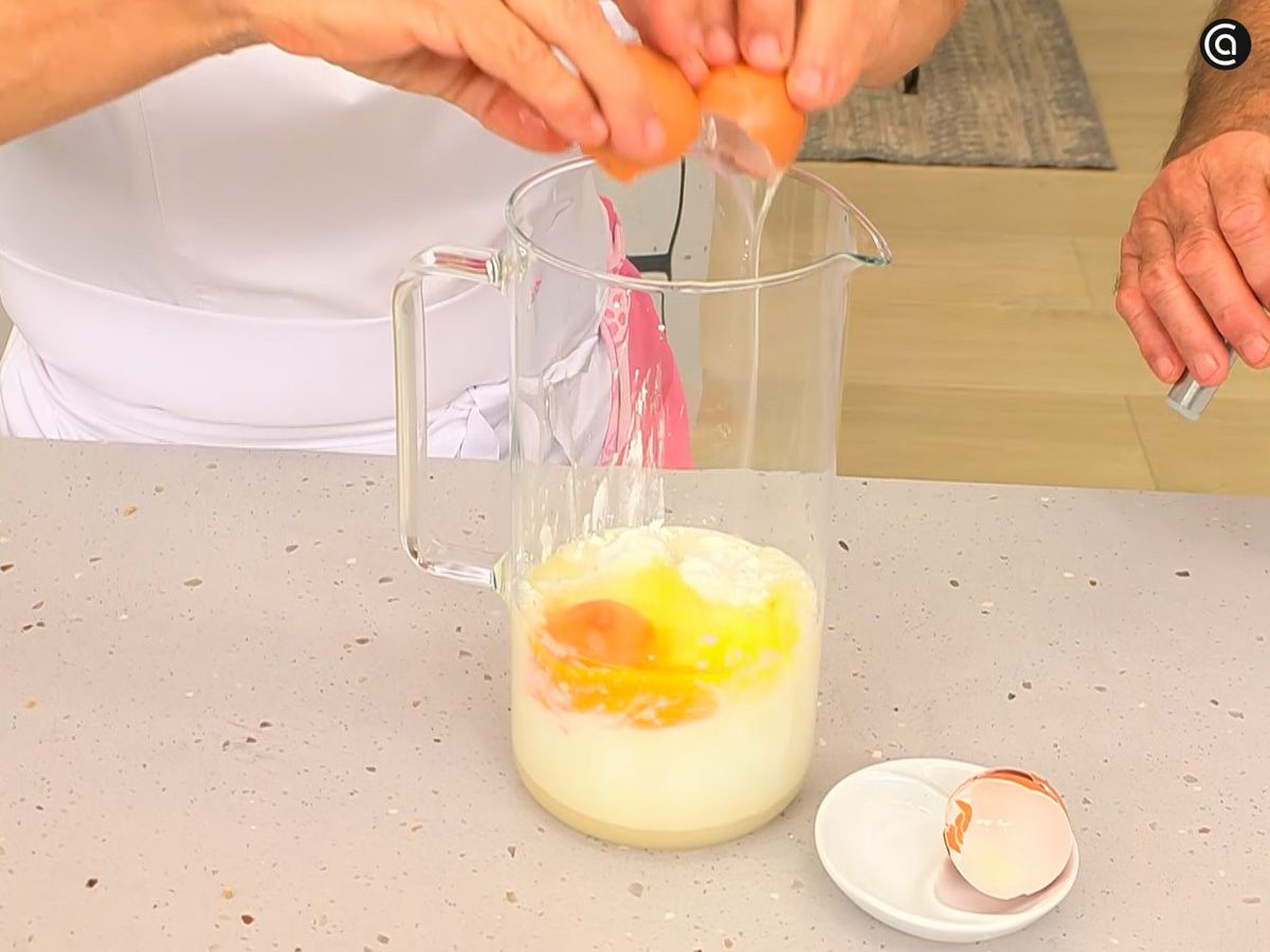 Bate el azúcar con la harina de maíz, la leche evaporada, los yogures, el queso y los huevos