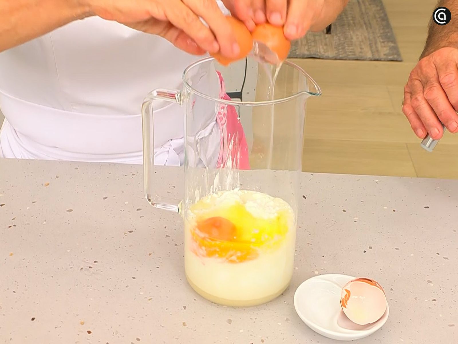 Bate el azúcar con la harina de maíz, la leche evaporada, los yogures, el queso y los huevos