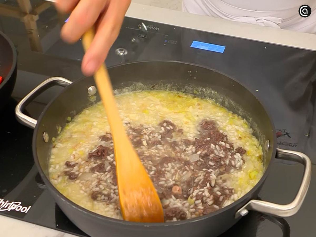 Arroz con morcilla, huevos fritos y pimientos rojos