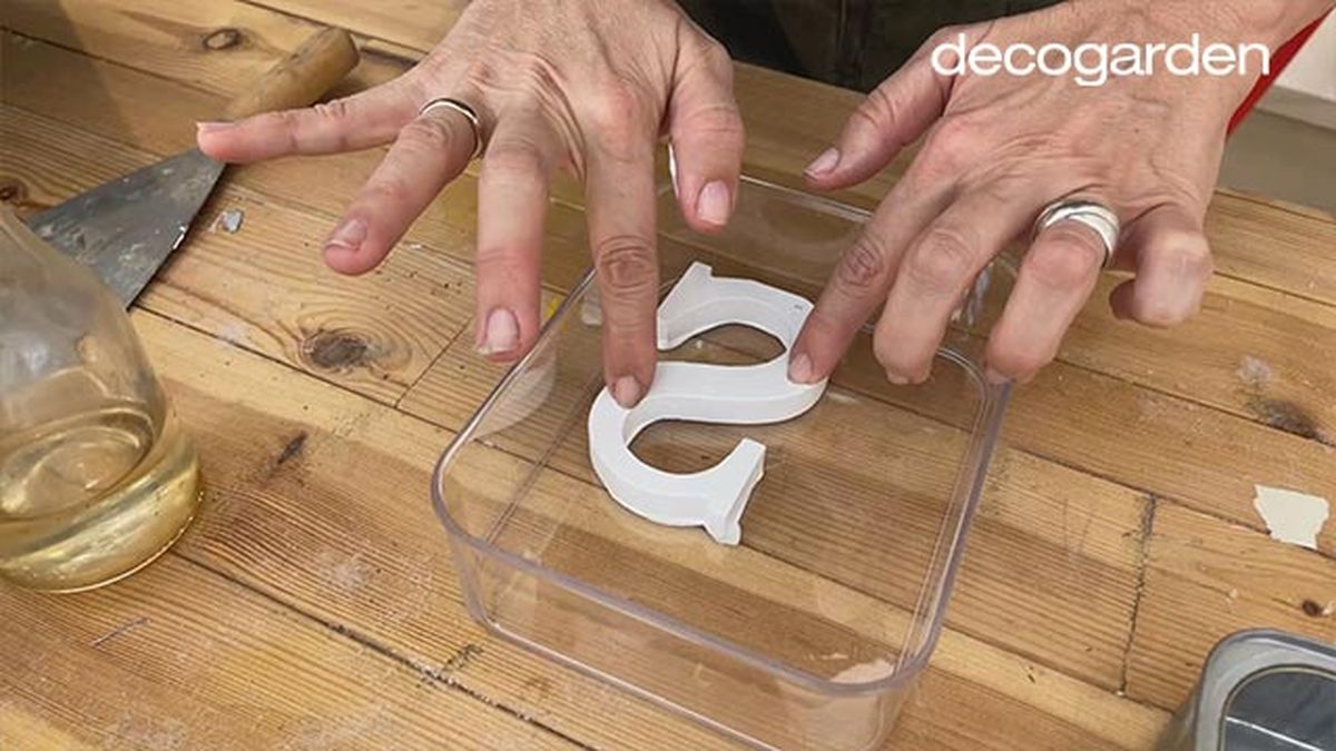 como hacer un sujetalibros de cemento paso 2