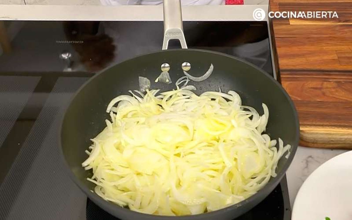 Rehoga la cebolla a fuego suave-medio