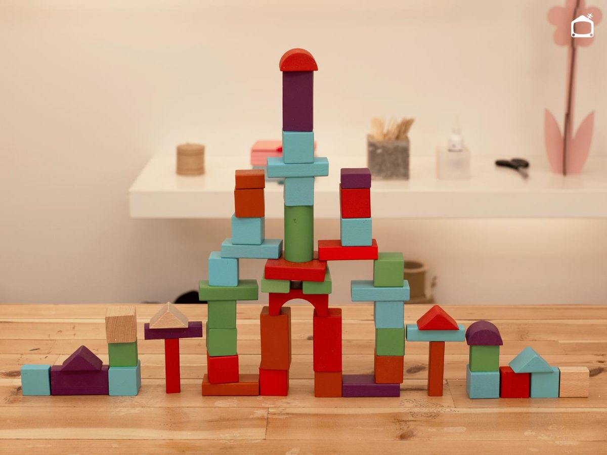 Los bloques de madera para niños permiten crear castillos y otras construcciones.