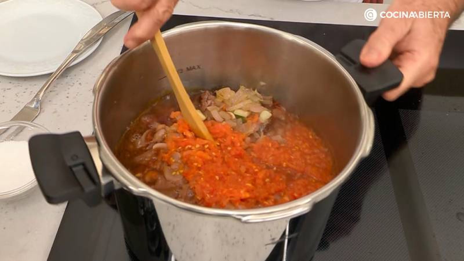 Añade el tomate rallado y cocina el rabo en la olla express Añade el tomate rallado y cocina el rabo en la olla express