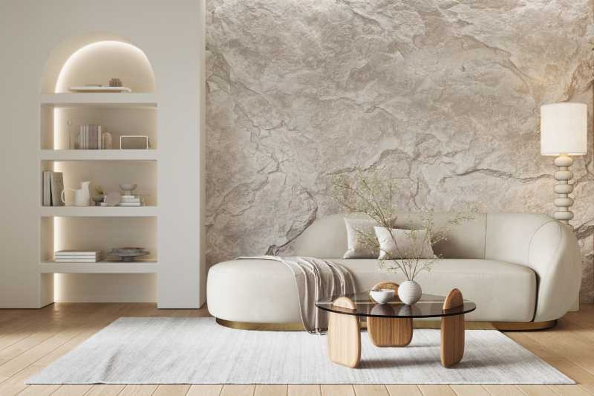 Salón acogedor con pared de piedra.