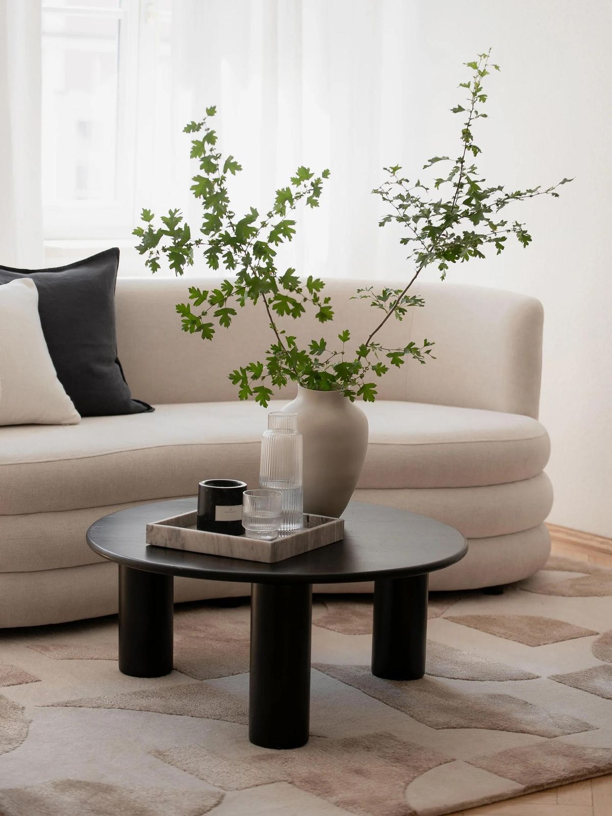 Salón con mesa baja de madera oscura.