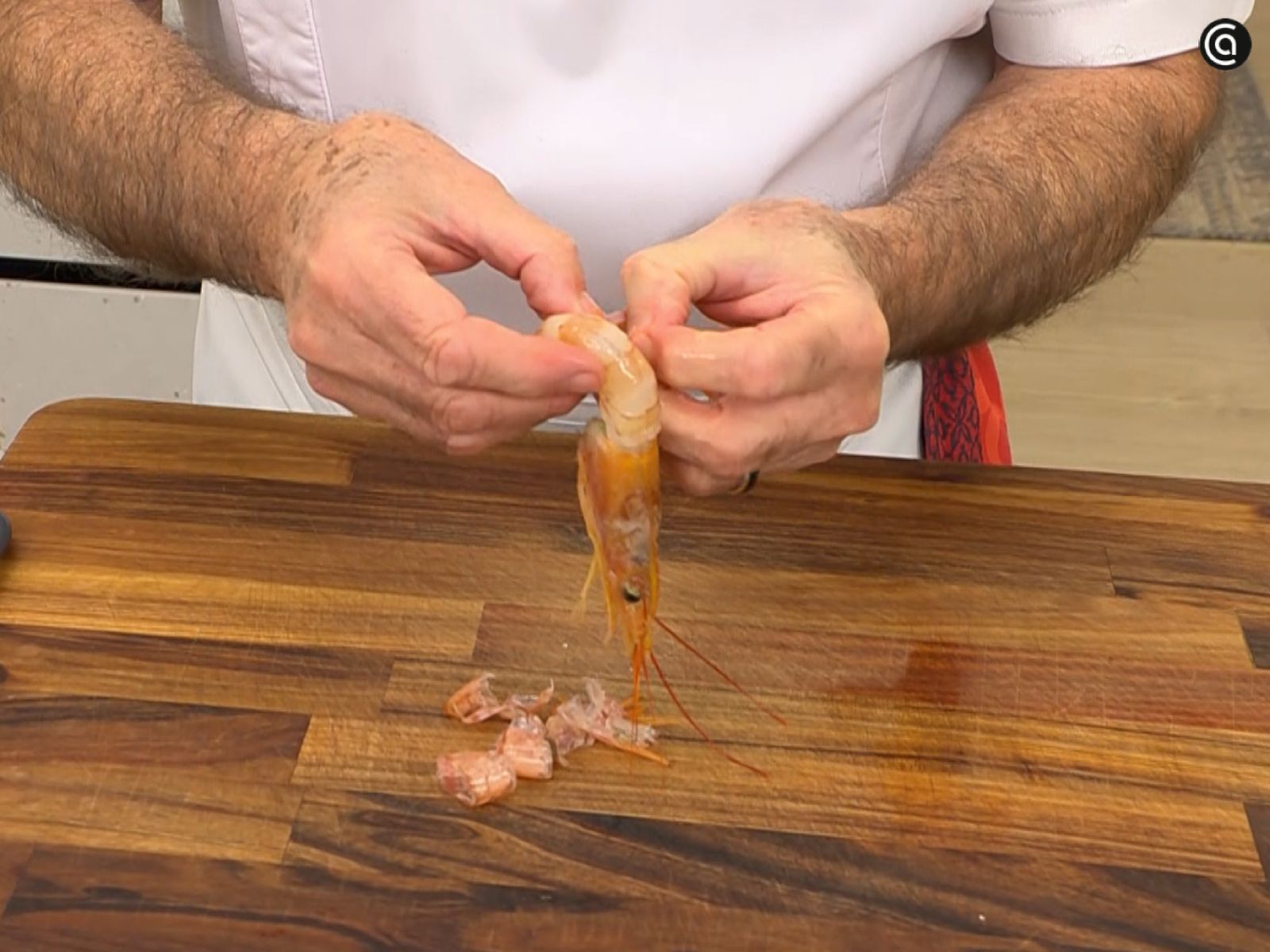 Se limpia el gambón y se retira el caparazón, manteniendo la cabeza y la cola para una mejor presentación.