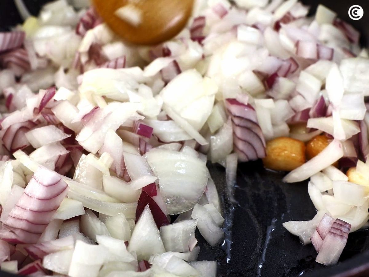 Sofrito de cebolla para la salsa vizcaína