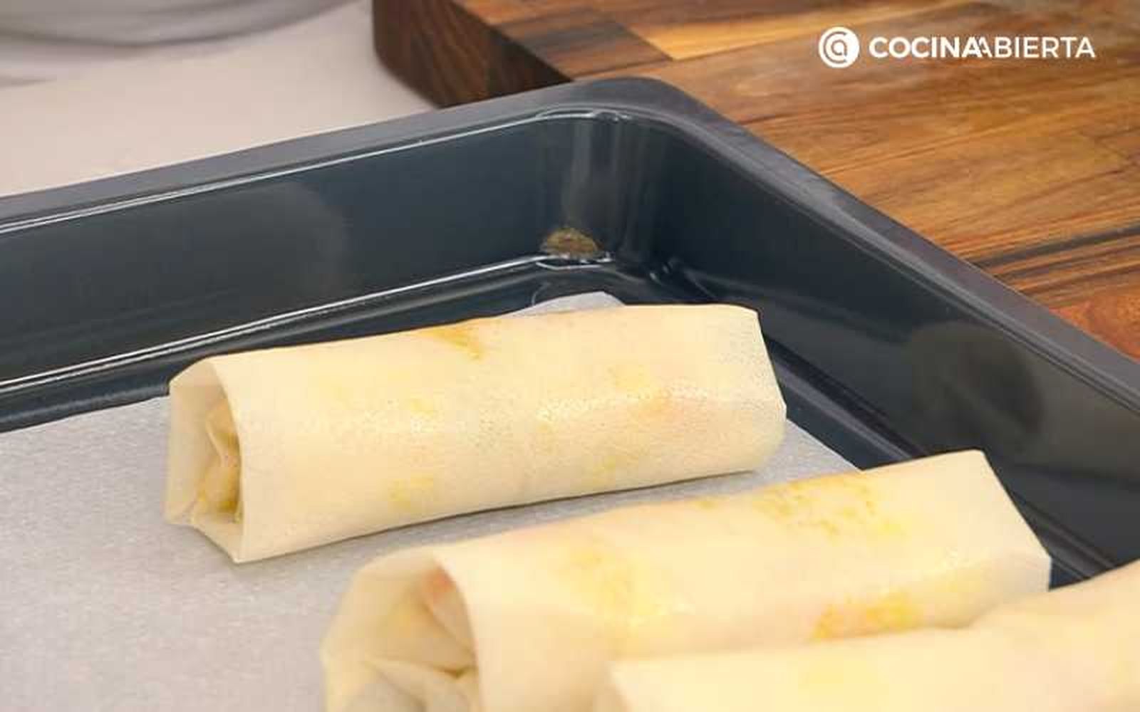Coloca los rollitos en una bandeja Coloca los rollitos en una bandeja