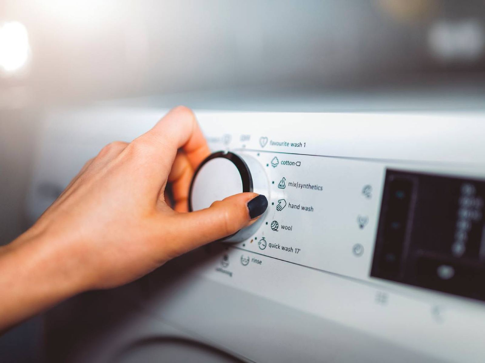 Llévate las prendas al balcón o al baño y sacúdelas enérgicamente. Llévate las prendas al balcón o al baño y sacúdelas enérgicamente.