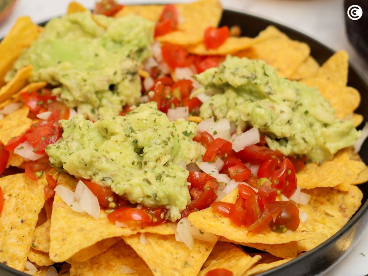Servir los nachos con guacamole