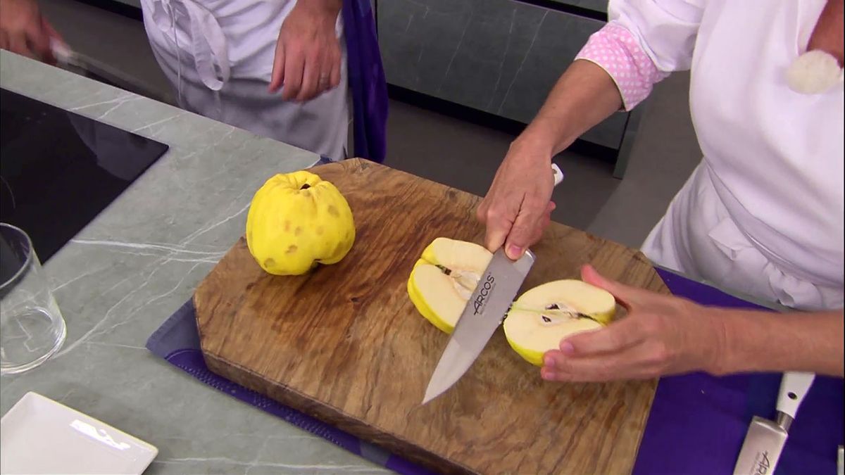 Cortar membrillos por la mitad