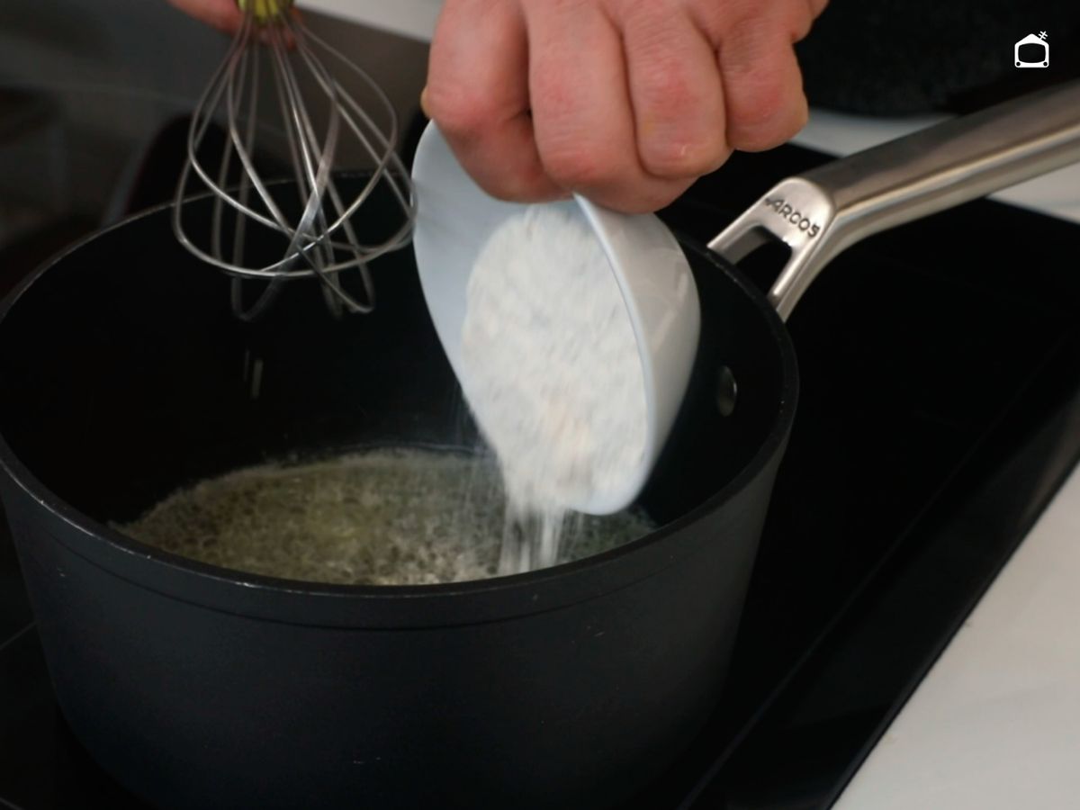 Incorpora la harina al cazo