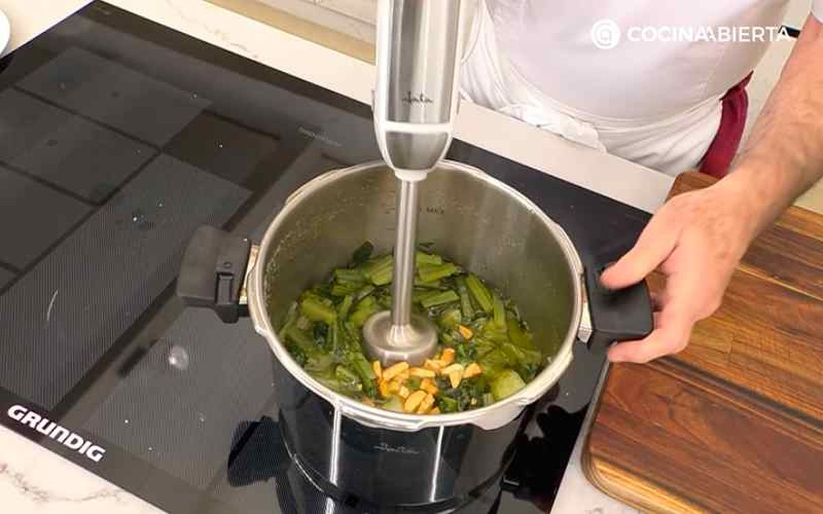 Tritura la borraja con las patatas cocidas