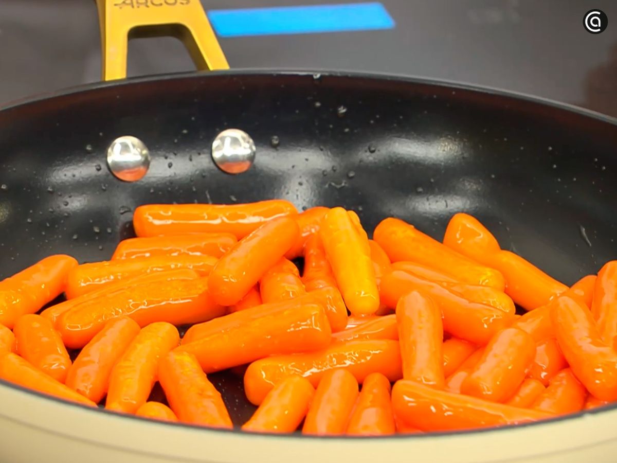 Cocina las zanahorias baby y después pásalas por la sartén