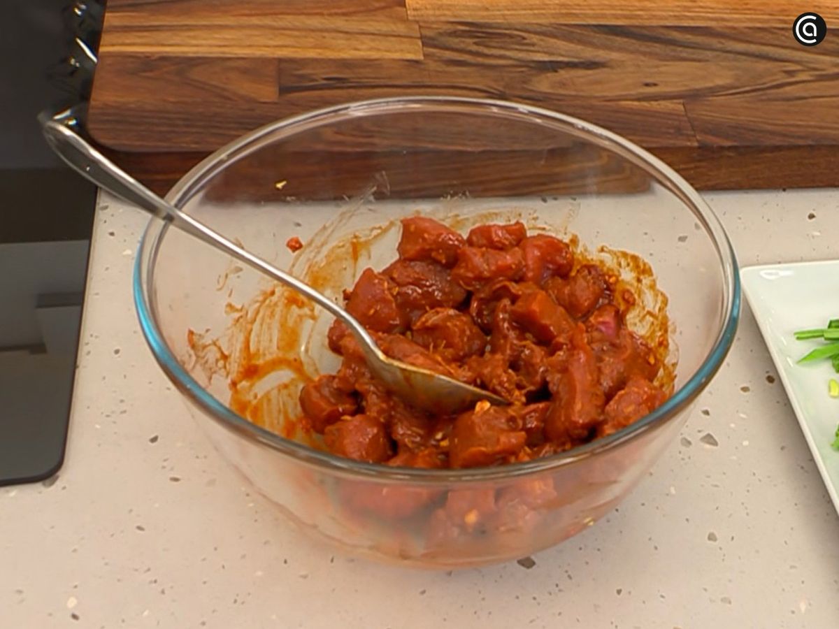 Mezcla los ingredientes del marinado y adoba el solomillo