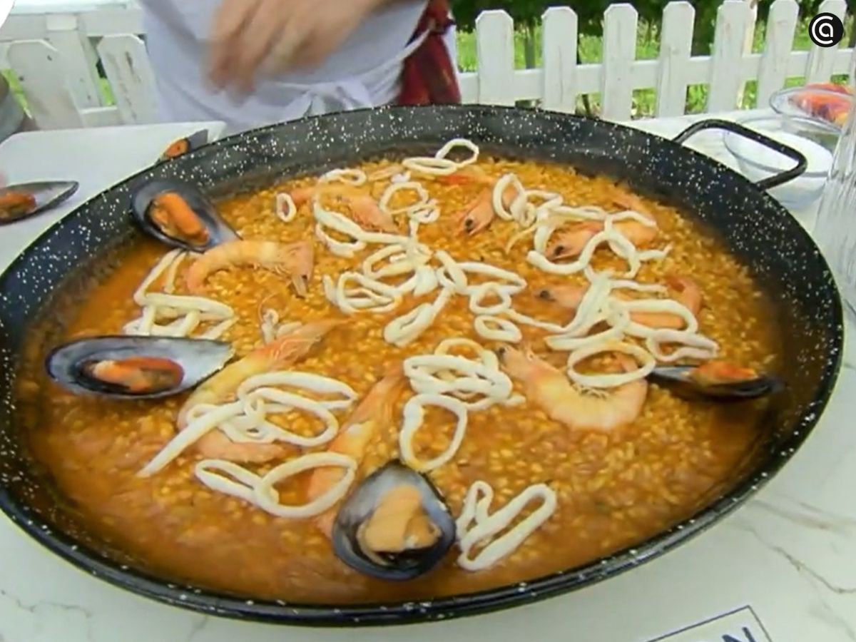 Añadimos los mejillones al vapor y dejamos reposar tapada unos minutos.