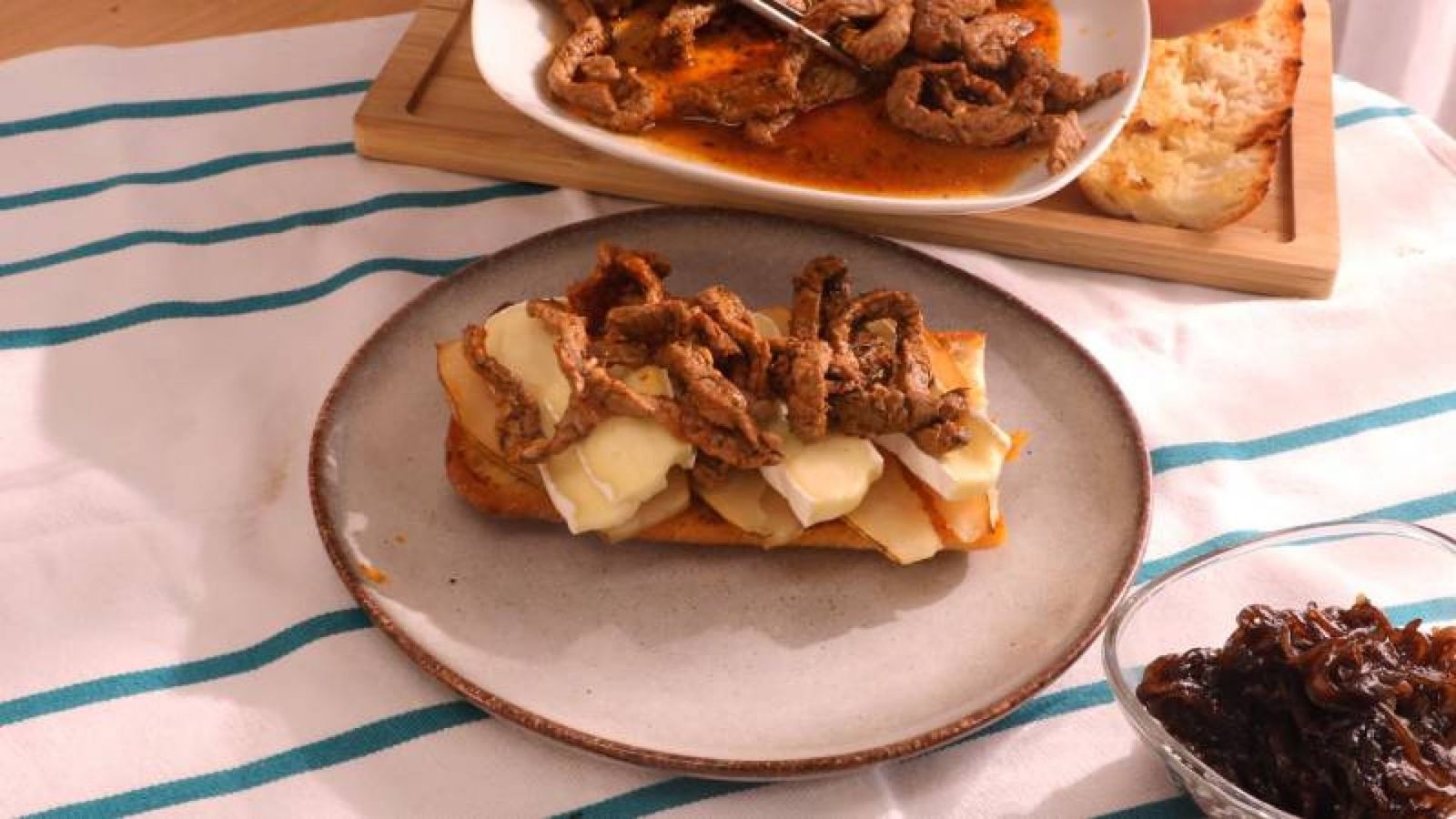 Combina carne, pera, queso y cebolla para crear un bocadillo gourmet lleno de sabor y textura Combina carne, pera, queso y cebolla para crear un bocadillo gourmet lleno de sabor y textura