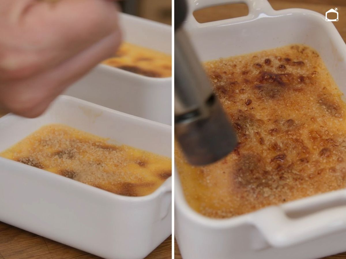 Carameliza el azúcar sobre la crema y decora con menta