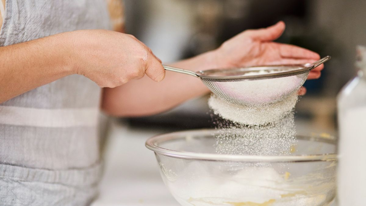 Tamiza la harina para conseguir bizcochos más esponjosos y masas perfectas