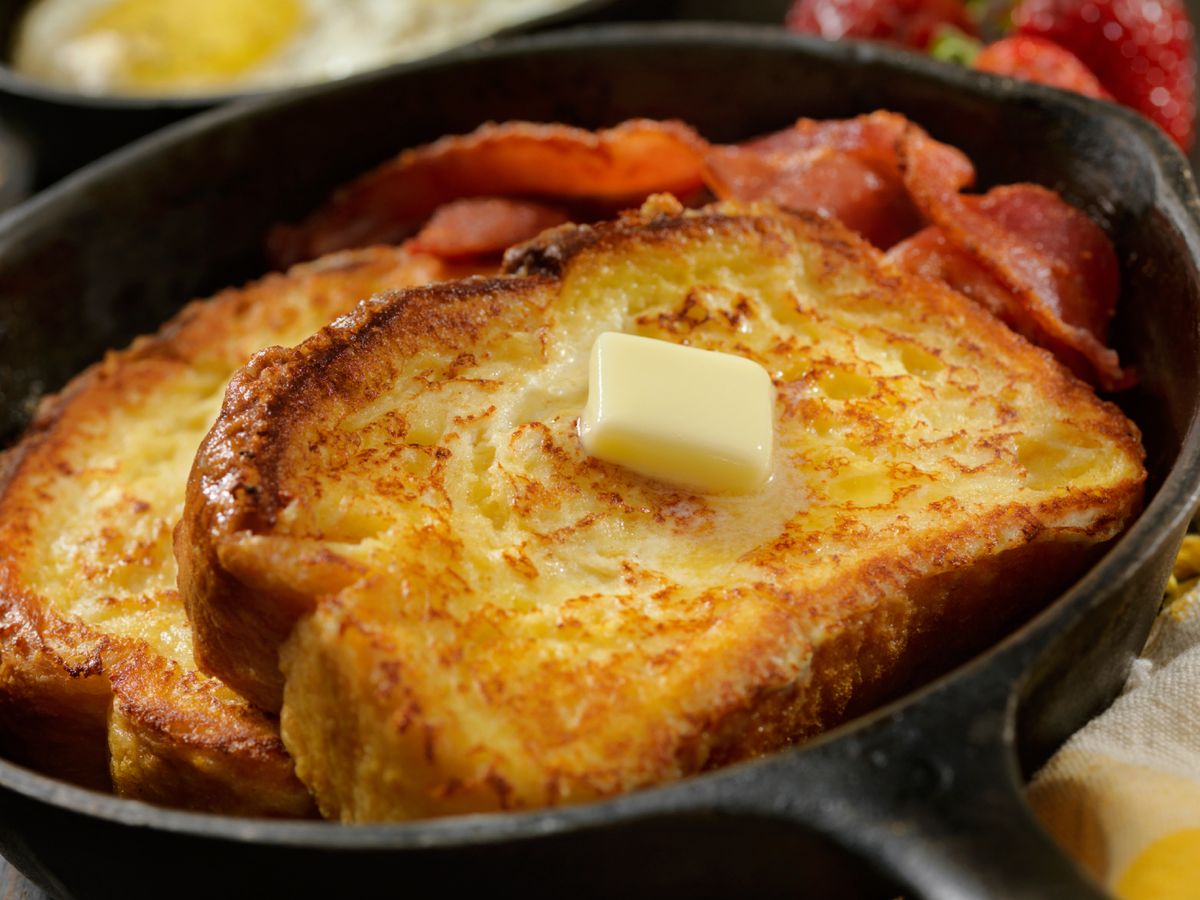 Este pan es perfecto para brunchs y desayunos, ya que absorbe sabores y se transforma en delicias como las tostadas francesas.