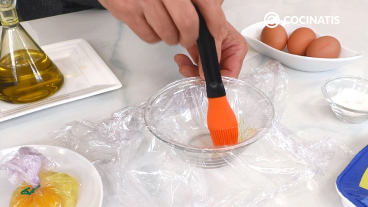 08 receta huevos poche con gulas paso 1