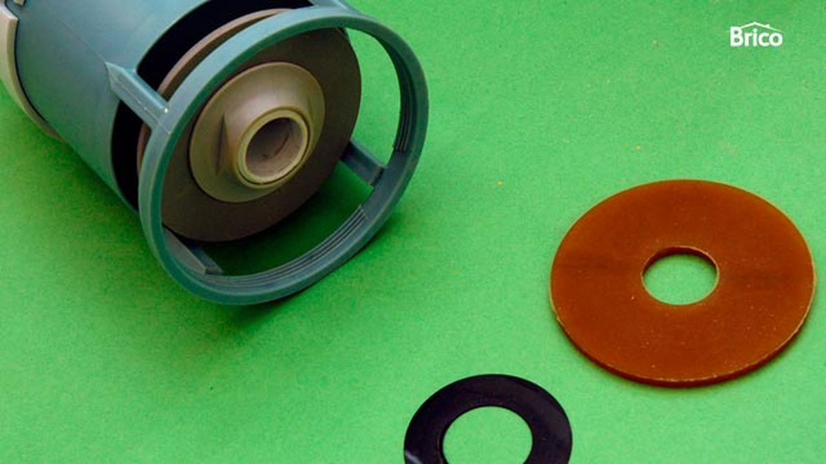 Arreglar una fuga en la cisterna paso 4