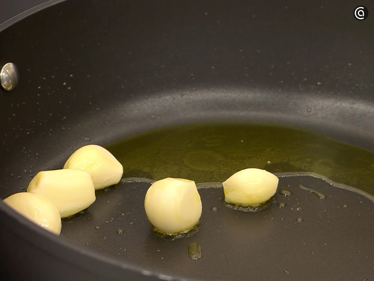 Dora en una sartén con aceite