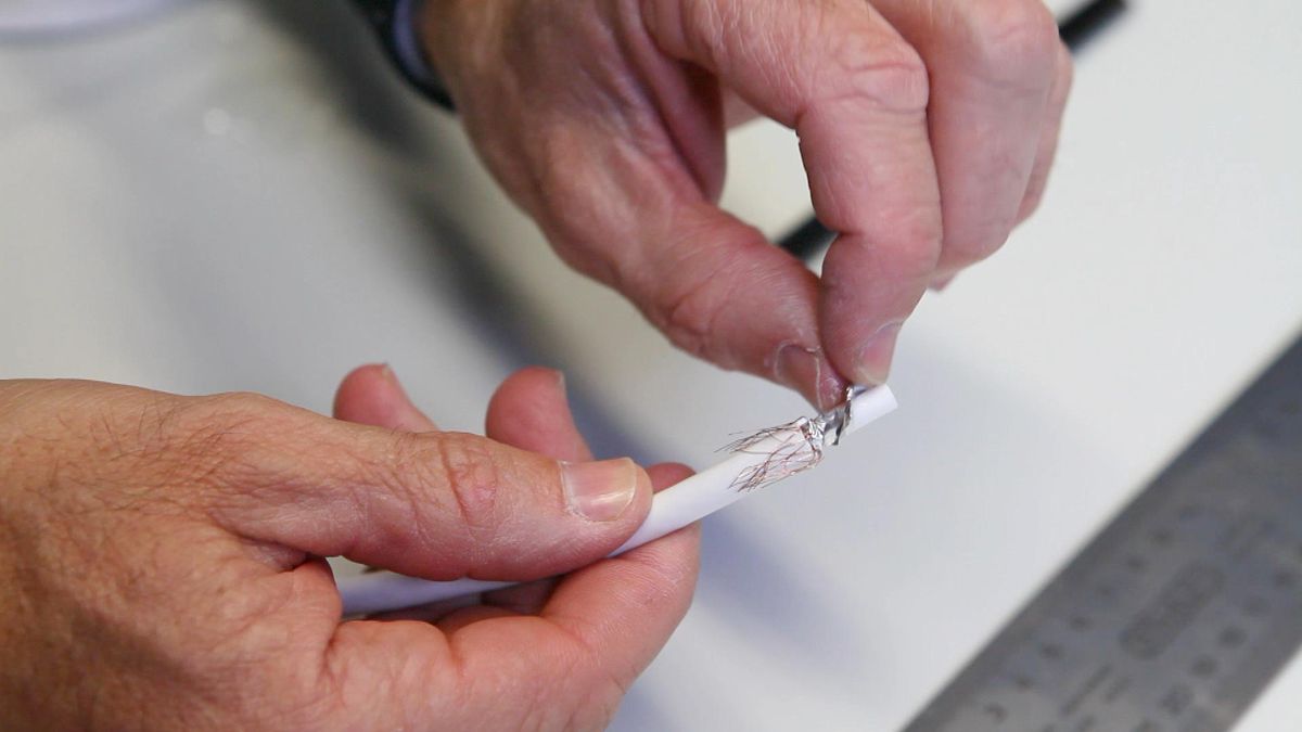 Conectar conector F en un cable coaxial paso 2