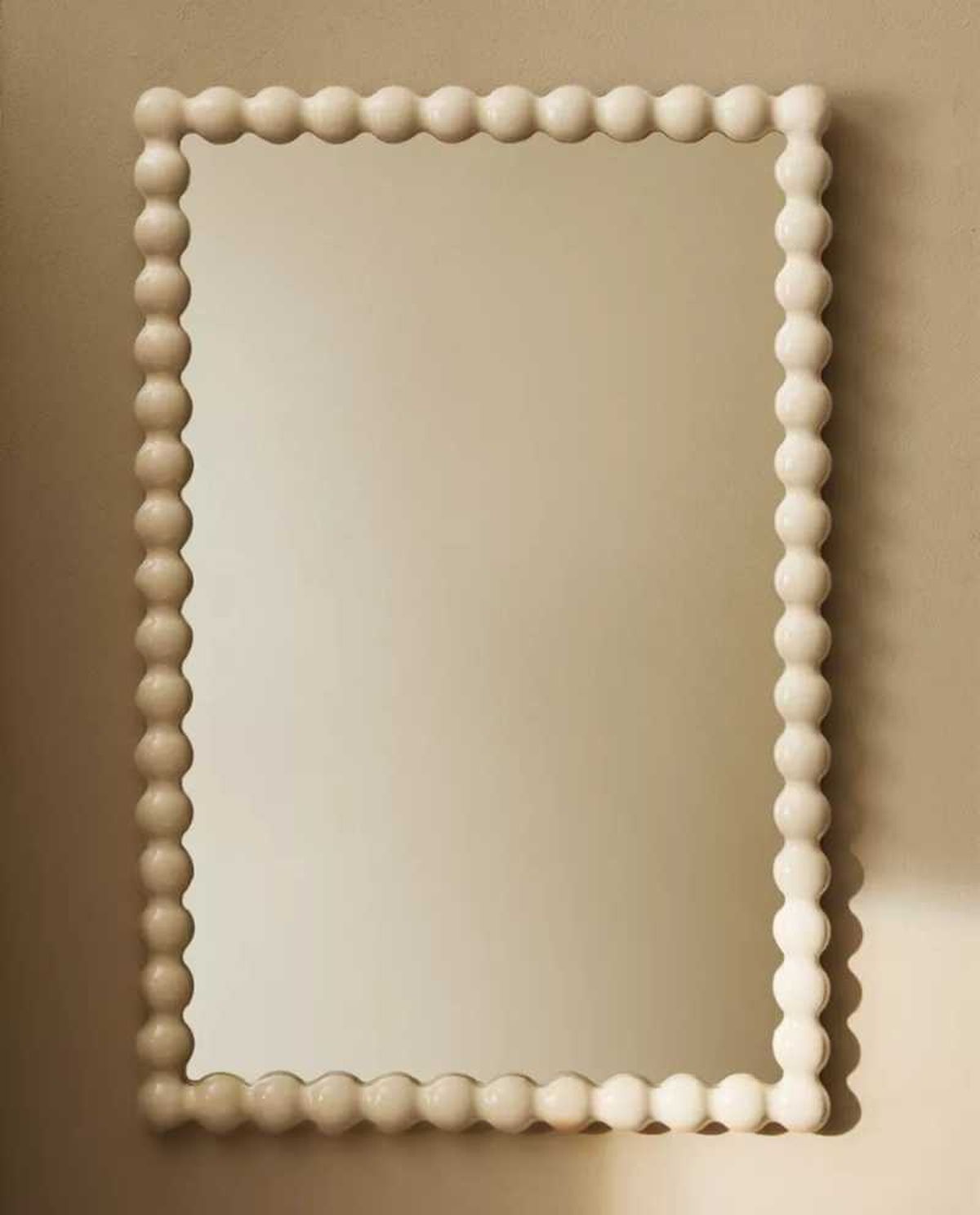 El espejo en su versión en color blanco.