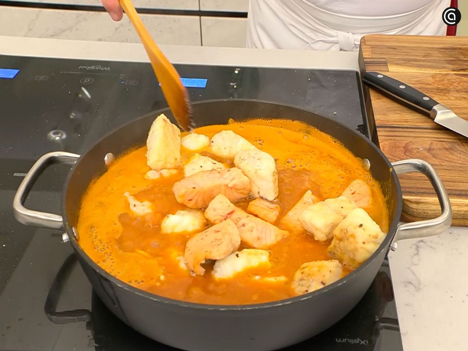 Añade los trozos de pescado