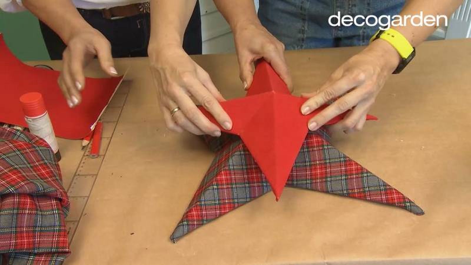 Manualidad navideña de estrellas de cartón, tela y papel adhesivo. Manualidad navideña de estrellas de cartón, tela y papel adhesivo.