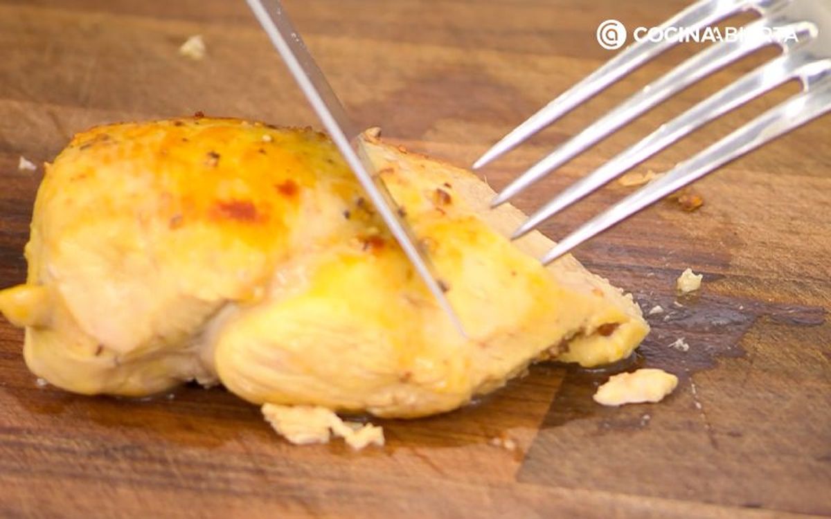 Corta la pechuga de pollo en filetes