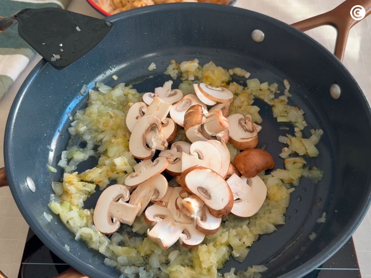 Sofríe la cebolla y los champiñones en el mismo aceite que el pollo