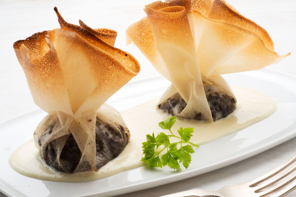 5269 Saquitos de morcilla y pera con salsa de col (654) xl